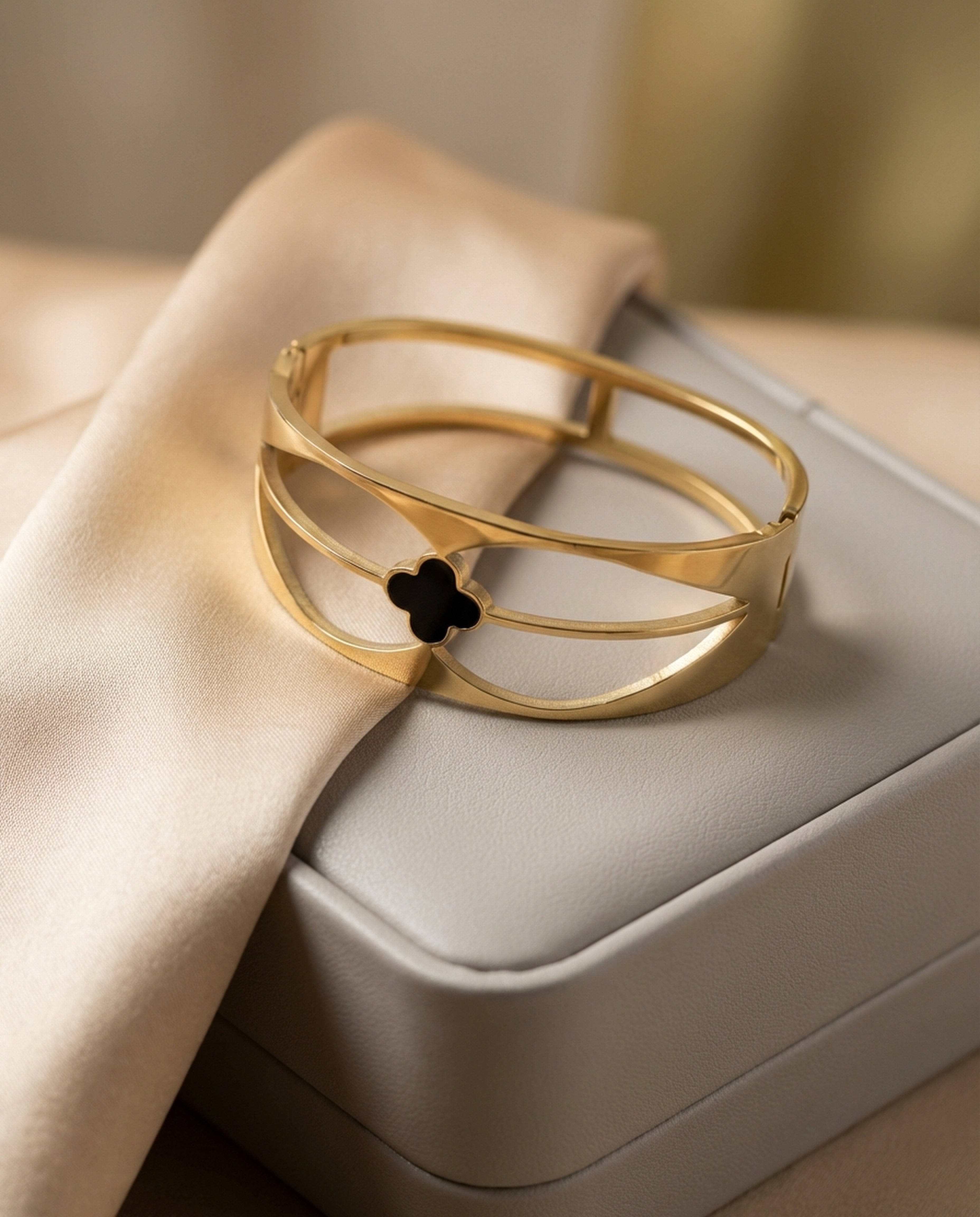 Noir Clover Gold Kada